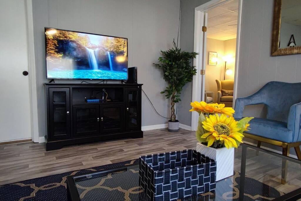 Perfect Combo Of Charm & Comfort- 2Bedroom Home Noblesville Bagian luar foto